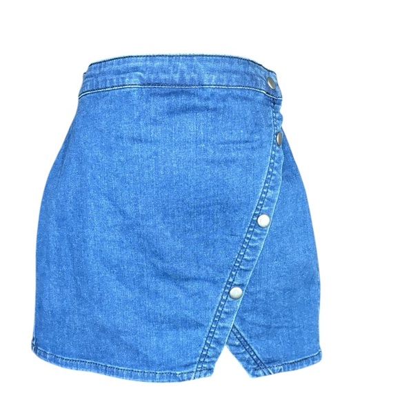 Free People We The Free Denim Mini Skirt.
Asymmetrical button snaps. Size 6 - Picture 6 of 9